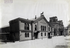 Magyarország, Budapest VIII., Pollack Mihály tér 8. (Eszterházy utca 34.), Nemzeti Lovarda. A felvétel 1890 után készült. A kép forrását kérjük így adja meg: Fortepan / Budapest Főváros Levéltára. Levéltári jelzet: HU.BFL.XV.19.d.1.07.065, 1900, Budapest Főváros Levéltára / Klösz György fényképei, Klösz György, Budapest, eltűnt épület, Fortepan #82389