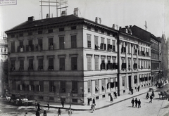 Magyarország, Budapest VI., Liszt Ferenc tér - Király utca sarok. A képen látható Vakok Intézete helyén ma a Zeneakadémia áll. A felvétel 1893-1900 között készült. A kép forrását kérjük így adja meg: Fortepan / Budapest Főváros Levéltára. Levéltári jelzet: HU.BFL.XV.19.d.1.07.069, 1900, Budapest Főváros Levéltára / Klösz György fényképei, Klösz György, középület, zsalugáter, Budapest, Fortepan #82393