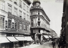 Magyarország, Budapest V., Kossuth Lajos utca a Ferenciek tere (Kígyó tér) felől nézve. A felvétel 1894 körül készült. A kép forrását kérjük így adja meg: Fortepan / Budapest Főváros Levéltára. Levéltári jelzet: HU.BFL.XV.19.d.1.07.074, 1900, Budapest Főváros Levéltára / Klösz György fényképei, Klösz György, cégtábla, üzletportál, Budapest, Fortepan #82398