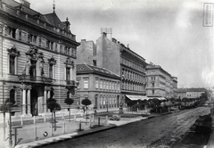 Magyarország, Budapest VI., Liszt Ferenc tér (Gyár utca), a Dohnányi Ernő (Kemniczi) utca felől az Andrássy út felé nézve. A kép bal szélén Wodianer Albert palotája (lebontották), mögötte a Paulay Ede (Szerecsen) utca torkolata. A felvétel 1890. után készült. A kép forrását kérjük így adja meg: Fortepan / Budapest Főváros Levéltára. Levéltári jelzet: HU.BFL.XV.19.d.1.07.080, 1900, Budapest Főváros Levéltára / Klösz György fényképei, Klösz György, utcakép, Budapest, Fortepan #82404