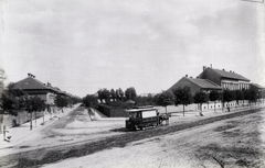 Magyarország, Budapest VIII., Orczy út, szemben a Bíró Lajos (Szabóky) utca. A lóvasút a Tisztviselőtelep mellett halad el. A felvétel 1890. után készült. A kép forrását kérjük így adja meg: Fortepan / Budapest Főváros Levéltára. Levéltári jelzet: HU.BFL.XV.19.d.1.07.084, 1900, Budapest Főváros Levéltára / Klösz György fényképei, Klösz György, utcakép, lóvasút, Budapest, Fortepan #82408