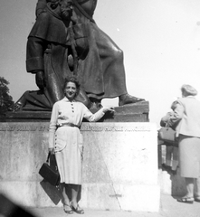 Hungary, Budapest I., Julianus és Gellért barát szobra (Antal Károly, 1937.) a Halászbástya mellett a keleti várfalnál., 1950, Fortepan, portrait, sculpture, Budapest, handbag, lady, Fortepan #8241