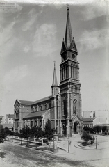 Magyarország, Budapest IX., Bakáts tér, Assisi Szent Ferenc-templom. A felvétel 1890 után készült. A kép forrását kérjük így adja meg: Fortepan / Budapest Főváros Levéltára. Levéltári jelzet: HU.BFL.XV.19.d.1.07.089, 1900, Budapest Főváros Levéltára / Klösz György fényképei, Klösz György, templom, hirdetőoszlop, Ybl Miklós-terv, Budapest, Fortepan #82413