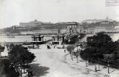 Magyarország, Budapest V., Széchenyi István (Ferenc József) tér, szemben a Széchenyi Lánchíd és a budai Vár. A felvétel 1898 körül készült. A kép forrását kérjük így adja meg: Fortepan / Budapest Főváros Levéltára. Levéltári jelzet: HU.BFL.XV.19.d.1.07.106, 1900, Budapest Főváros Levéltára / Klösz György fényképei, Klösz György, Budapest, függőhíd, William Tierney Clark-terv, Fortepan #82430