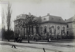 Magyarország, Budapest VI., Dózsa György (Aréna) út – Délibáb utca sarok, Greiner Adolf építész villája. A felvétel 1890 után készült. A kép forrását kérjük így adja meg: Fortepan / Budapest Főváros Levéltára. Levéltári jelzet: HU.BFL.XV.19.d.1.07.111, 1900, Budapest Főváros Levéltára / Klösz György fényképei, Klösz György, hintó, Budapest, kovácsoltvas kerítés, Fortepan #82435