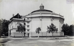 Magyarország, Városliget, Budapest XIV., Rotunda, a Feszty-körkép (A magyarok bejövetele) épülete a mai Szépművészeti Múzeum helyén. A felvétel 1895 körül készült. A kép forrását kérjük így adja meg: Fortepan / Budapest Főváros Levéltára. Levéltári jelzet: HU.BFL.XV.19.d.1.07.112, 1900, Budapest Főváros Levéltára / Klösz György fényképei, Klösz György, Budapest, fa, épület, Fortepan #82436