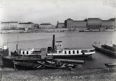 Magyarország, Budapest V.,Budapest IX.,Budapest XI., budai Duna-part, szemben a túlparton a Fővám tér, jobbra a Fővámpalota (később Corvinus Egyetem). A felvétel 1894-ben készült. A kép forrását kérjük így adja meg: Fortepan / Budapest Főváros Levéltára. Levéltári jelzet: HU.BFL.XV.19.d.1.07.131, 1900, Budapest Főváros Levéltára / Klösz György fényképei, Klösz György, hajó, rakpart, gőzhajó, Budapest, vámház, Duna, Fortepan #82455