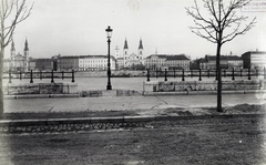 Magyarország, Budapest I.,Budapest V., Várkert rakpart, a Duna túlpartján a Belgrád (Ferenc József) rakpart, jobbra a Március 15. (Eskü) tér. Balra az ortodox székesegyház, jobbra a Belvárosi templom, mögötte a "régi pesti Városháza" tornya. A felvétel 1894-ben készült. A kép forrását kérjük így adja meg: Fortepan / Budapest Főváros Levéltára. Levéltári jelzet: HU.BFL.XV.19.d.1.07.132, 1900, Budapest Főváros Levéltára / Klösz György fényképei, Klösz György, rakpart, torony, Budapest, templom, korlát, fa, Fortepan #82456