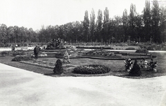 Magyarország, Városliget, Budapest XIV., "Városligeti körönd. A felvétel 1890 után készült." A kép forrását kérjük így adja meg: Fortepan / Budapest Főváros Levéltára. Levéltári jelzet: HU.BFL.XV.19.d.1.07.136, 1900, Budapest Főváros Levéltára / Klösz György fényképei, Klösz György, park, Budapest, fa, virág, Fortepan #82460