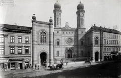 Magyarország, Budapest VII., Dohány utcai zsinagóga. A felvétel 1890 után készült. A kép forrását kérjük így adja meg: Fortepan / Budapest Főváros Levéltára. Levéltári jelzet: HU.BFL.XV.19.d.1.07.137, 1900, Budapest Főváros Levéltára / Klösz György fényképei, Klösz György, cégtábla, zsinagóga, Feszl Frigyes-terv, üzletportál, zsidóság, Budapest, mór stílus, Ludwig Förster-terv, Fortepan #82461