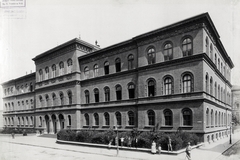 Magyarország, Budapest V., Markó utca 18-20. Magyar Királyi Állami Főgimnázium (később Xántus János Gyakorló Középiskola). A felvétel 1890 után készült. A kép forrását kérjük így adja meg: Fortepan / Budapest Főváros Levéltára. Levéltári jelzet: HU.BFL.XV.19.d.1.07.139, 1900, Budapest Főváros Levéltára / Klösz György fényképei, Klösz György, oktatás, Budapest, Fortepan #82463