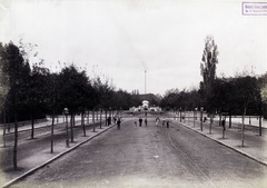 Hungary, Budapest VI.,Budapest XIV., Andrássy út a Városliget felé nézve. A háttérben az Ybl-féle Gloriette (díszkút) látszik, ma Széchenyi-emlékmű és -kilátó a Széchenyi-hegyen. A felvétel az 1890-es évek elején készült. A kép forrását kérjük így adja meg: Fortepan / Budapest Főváros Levéltára. Levéltári jelzet: HU.BFL.XV.19.d.1.07.140, 1900, Budapest Főváros Levéltára / Klösz György fényképei, Klösz György, Miklós Ybl-design, Budapest, monument, wood, lookout, road, Fortepan #82464