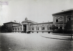 Magyarország, Budapest IX., Nagyvárad tér, Szent István kórház. A felvétel 1894 után készült. A kép forrását kérjük így adja meg: Fortepan / Budapest Főváros Levéltára. Levéltári jelzet: HU.BFL.XV.19.d.1.07.141, 1900, Budapest Főváros Levéltára / Klösz György fényképei, Klösz György, gyógyintézmény, Hauszmann Alajos-terv, konflis, Budapest, Fortepan #82465