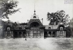 Magyarország, Városliget, Budapest XIV., az ideiglenes jégpálya favázas épületének pálya felőli oldala az Olof Palme sétány (Stefánia út), Magyar Alkotóművészek Háza közelében. A felvétel 1890 után készült. A kép forrását kérjük így adja meg: Fortepan / Budapest Főváros Levéltára. Levéltári jelzet: HU.BFL.XV.19.d.1.07.143, 1900, Budapest Főváros Levéltára / Klösz György fényképei, Klösz György, Lechner Ödön-terv, Budapest, faház, jégpálya, Fortepan #82467