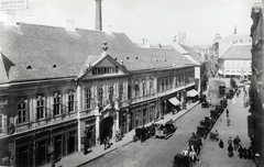 Magyarország, Budapest V., Ferenciek tere a Reáltanoda utcától a Kossuth Lajos utca felé nézve. Hátul szemben a Petőfi Sándor (Koronaherceg) utca, balra az Athenaeum Irodalmi és Nyomdai Rt. épülete. A felvétel 1894-ben készült. A kép forrását kérjük így adja meg: Fortepan / Budapest Főváros Levéltára. Levéltári jelzet: HU.BFL.XV.19.d.1.07.158, 1900, Budapest Főváros Levéltára / Klösz György fényképei, Klösz György, hintó, utcakép, nyomdaipar, fiáker, omnibusz, Budapest, kiadó, nyomda, Fortepan #82482