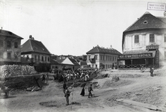 Magyarország, Tabán, Budapest I., Szarvas tér, jobbra a Szarvas-ház. A felvétel 1894-ben készült. A kép forrását kérjük így adja meg: Fortepan / Budapest Főváros Levéltára. Levéltári jelzet: HU.BFL.XV.19.d.1.07.162, 1900, Budapest Főváros Levéltára / Klösz György fényképei, Klösz György, cégtábla, útépítés, kávéház, Budapest, napellenző, Fortepan #82486