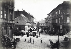 Magyarország, Budapest V., a Hal tér, szemben a Duna utca, balra a Torony utca torkolata. Háttérben a Belvárosi Ferences templom tornya látszik. A felvétel 1894-ben készült. A kép forrását kérjük így adja meg: Fortepan / Budapest Főváros Levéltára. Levéltári jelzet: HU.BFL.XV.19.d.1.07.164, 1900, Budapest Főváros Levéltára / Klösz György fényképei, Klösz György, cégtábla, piac, vásárlás, üzletportál, Budapest, épület, járókelő, utcakép, Fortepan #82488