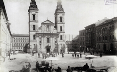 Magyarország, Budapest V., Március 15. (Eskü) tér, Belvárosi Nagyboldogasszony Főplébánia-templom. A felvétel 1890 után készült. A kép forrását kérjük így adja meg: Fortepan / Budapest Főváros Levéltára. Levéltári jelzet: HU.BFL.XV.19.d.1.07.171, 1900, Budapest Főváros Levéltára / Klösz György fényképei, Klösz György, piac, Budapest, torony, tér, templom, napernyő, Fortepan #82495