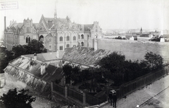 Magyarország, Budapest I., Ilona lépcső - Szabó Ilonka (Ilona) utca sarok. Szemben a Budai Császári Királyi Főreáltanoda (később Toldy Ferenc Gimnázium) épülete. A felvétel 1890 után készült. A kép forrását kérjük így adja meg: Fortepan / Budapest Főváros Levéltára. Levéltári jelzet: HU.BFL.XV.19.d.1.07.176, 1900, Budapest Főváros Levéltára / Klösz György fényképei, Klösz György, Budapest, huszártorony, Fortepan #82500