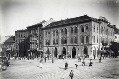 Magyarország, Budapest V., Március 15. (Eskü) tér - Belgrád (Ferenc József) rakpart sarok. A belvárosi plébánia-épület, benne a központi tűzőrség. A felvétel 1894 körül készült. A kép forrását kérjük így adja meg: Fortepan / Budapest Főváros Levéltára. Levéltári jelzet: HU.BFL.XV.19.d.1.07.177, 1900, Budapest Főváros Levéltára / Klösz György fényképei, Klösz György, Budapest, sarokház, járókelő, utcakép, Fortepan #82501