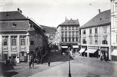 Magyarország, Budapest V., eiőtérben a Sebestyén tér, balra a Lakatos utca torkolata. Szemben hátrébb a Rózsa tér, mögötte középen a Duna utca. A felvétel 1892-ben készült. A kép forrását kérjük így adja meg: Fortepan / Budapest Főváros Levéltára. Levéltári jelzet: HU.BFL.XV.19.d.1.07.180, 1900, Budapest Főváros Levéltára / Klösz György fényképei, Klösz György, cégtábla, üzletportál, Budapest, Fortepan #82504