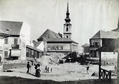 Magyarország, Tabán, Budapest I., Szarvas tér a Döbrentei tér felé nézve, szemben az Alexandriai Szent Katalin-templom. A felvétel 1894-ben készült. A kép forrását kérjük így adja meg: Fortepan / Budapest Főváros Levéltára. Levéltári jelzet: HU.BFL.XV.19.d.1.08.003, 1900, Budapest Főváros Levéltára / Klösz György fényképei, Klösz György, templom, cégtábla, utcakép, zsalugáter, Budapest, napellenző, Fortepan #82528