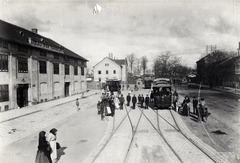 Magyarország, Budapest VIII., Baross utca a mai Orczy tér felé nézve, a Budapesti Városi Vasút / BVV (később Budapesti Városi Villamos Vasút / BVVV) villamos-végállomása. A felvétel 1890 után készült. A kép forrását kérjük így adja meg: Fortepan / Budapest Főváros Levéltára. Levéltári jelzet: HU.BFL.XV.19.d.1.08.007, 1900, Budapest Főváros Levéltára / Klösz György fényképei, Klösz György, villamos, kockakő, Budapest, lámpagyújtogató, Fortepan #82532