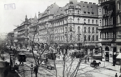 Magyarország, Budapest VI.,Budapest VII., Teréz körút az Erzsébet körúttól nézve, előtérben a Király utcai kereszteződés. A felvétel 1891 után készült. A kép forrását kérjük így adja meg: Fortepan / Budapest Főváros Levéltára. Levéltári jelzet: HU.BFL.XV.19.d.1.08.011, 1900, Budapest Főváros Levéltára / Klösz György fényképei, Klösz György, vendéglő, lovaskocsi, utcakép, villamos, hirdetőoszlop, üzletportál, kockakő, Budapest, Fortepan #82536