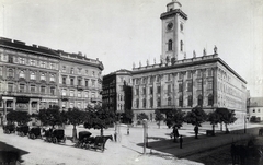 Magyarország, Budapest V., Városház tér, "régi pesti Városháza", ma a Piarista tömb található itt. A felvétel az 1890-es évek elején készült. A kép forrását kérjük így adja meg: Fortepan / Budapest Főváros Levéltára. Levéltári jelzet: HU.BFL.XV.19.d.1.08.013, 1900, Budapest Főváros Levéltára / Klösz György fényképei, Klösz György, utcakép, középület, fiáker, Budapest, Fortepan #82538