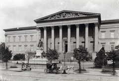 Magyarország, Budapest VIII., Múzeum körút, Magyar Nemzeti Múzeum. A felvétel 1893 után készült. A kép forrását kérjük így adja meg: Fortepan / Budapest Főváros Levéltára. Levéltári jelzet: HU.BFL.XV.19.d.1.08.023, 1900, Budapest Főváros Levéltára / Klösz György fényképei, Klösz György, szobor, fogat, múzeum, Pollack Mihály-terv, kockakő, konflis, Budapest, Arany János-ábrázolás, Fortepan #82548