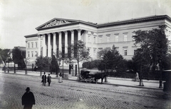 Magyarország, Budapest VIII., Múzeum körút, Magyar Nemzeti Múzeum. A felvétel 1893 után készült. A kép forrását kérjük így adja meg: Fortepan / Budapest Főváros Levéltára. Levéltári jelzet: HU.BFL.XV.19.d.1.08.024, 1900, Budapest Főváros Levéltára / Klösz György fényképei, Klösz György, múzeum, Pollack Mihály-terv, kockakő, konflis, Budapest, Arany János-ábrázolás, Fortepan #82549