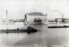 Magyarország, Budapest IX., az Elevátor-ház (gabonaszállító hajók rakodóállomása) a budai partról nézve. A felvétel 1890 után készült. A kép forrását kérjük így adja meg: Fortepan / Budapest Főváros Levéltára. Levéltári jelzet: HU.BFL.XV.19.d.1.08.025, 1900, Budapest Főváros Levéltára / Klösz György fényképei, Klösz György, Duna, raktár, Budapest, gabonatároló, Christian Ulrich-terv, Fortepan #82550