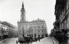 Magyarország, Budapest V., Szervita tér, szemben a Belvárosi Szent Anna-templom (szervita templom). A felvétel 1894 körül készült. A kép forrását kérjük így adja meg: Fortepan / Budapest Főváros Levéltára. Levéltári jelzet: HU.BFL.XV.19.d.1.08.026, 1900, Budapest Főváros Levéltára / Klösz György fényképei, Klösz György, barokk-stílus, katolikus, fiáker, Budapest, szerviták, Hölbling János-terv, Pauer János György-terv, üzletsor, torony, tér, lovaskocsi, épület, templom, Fortepan #82551