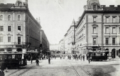 Magyarország, Budapest VI., Podmaniczky utca a Teréz körút kereszteződésétől a Bajcsy-Zsilinszky út (Váci körút) felé nézve. A felvétel 1891 körül készült. A kép forrását kérjük így adja meg: Fortepan / Budapest Főváros Levéltára. Levéltári jelzet: HU.BFL.XV.19.d.1.08.031, 1900, Budapest Főváros Levéltára / Klösz György fényképei, Klösz György, villamos, üzletportál, Budapest, Fortepan #82556