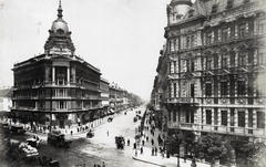 Magyarország, Budapest VI., Bajcsy-Zsilinszky út (Váci körút) - Andrássy út sarok, balra a Foncière-palota, jobbra a Stein-palota. A felvétel 1890-1893 között készült. A kép forrását kérjük így adja meg: Fortepan / Budapest Főváros Levéltára. Levéltári jelzet: HU.BFL.XV.19.d.1.08.033, 1900, Budapest Főváros Levéltára / Klösz György fényképei, Klösz György, üzletportál, lóvasút, Budapest, sarokház, Fortepan #82558