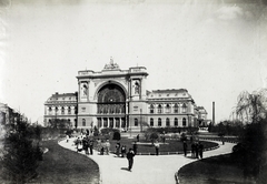 Magyarország, Budapest VIII., Baross tér, Keleti pályaudvar. A felvétel 1895 körül készült. A kép forrását kérjük így adja meg: Fortepan / Budapest Főváros Levéltára. Levéltári jelzet: HU.BFL.XV.19.d.1.08.034, 1900, Budapest Főváros Levéltára / Klösz György fényképei, Klösz György, vasút, pályaudvar, vasútállomás, Budapest, Fortepan #82559