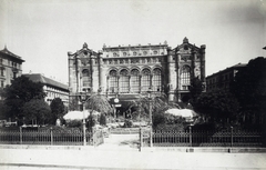 Magyarország, Budapest V., Vigadó tér, a Vigadó és előtte a Kioszk (Hangli). A felvétel 1890 után készült. A kép forrását kérjük így adja meg: Fortepan / Budapest Főváros Levéltára. Levéltári jelzet: HU.BFL.XV.19.d.1.08.037, 1900, Budapest Főváros Levéltára / Klösz György fényképei, Klösz György, Feszl Frigyes-terv, Budapest, rendezvényközpont, Fortepan #82562