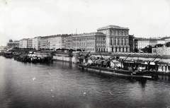 Magyarország, Budapest V., a teherhajó kikötő és raktárai a Széchenyi (Rudolf) rakparton, a Széchenyi Lánchídról nézve. Balra az épülő Parlament, szemben a Magyar Tudományos Akadémia. A felvétel 1894-ben készült. A kép forrását kérjük így adja meg: Fortepan / Budapest Főváros Levéltára. Levéltári jelzet: HU.BFL.XV.19.d.1.08.038, 1900, Budapest Főváros Levéltára / Klösz György fényképei, Klösz György, neoreneszánsz, Magyar Tudományos Akadémia, Budapest, Friedrich August Stüler-terv, Fortepan #82563