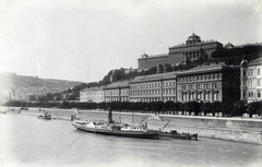 Magyarország, Budapest I., a budai alsó rakpart, a Lánchíd utca házai és a Királyi Palota (később Budavári Palota) a Széchenyi Lánchídról nézve. A felvétel 1895-1899 között készült. A kép forrását kérjük így adja meg: Fortepan / Budapest Főváros Levéltára. Levéltári jelzet: HU.BFL.XV.19.d.1.08.039, 1900, Budapest Főváros Levéltára / Klösz György fényképei, Klösz György, hajó, uszály, gőzhajó, lapátkerekes hajó, Széchenyi/Stefan Széchényi hajó, Budapest, Fortepan #82564