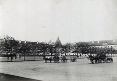 Magyarország, Budapest V., az Újépület és belső udvara (a kaszárnya és börtön épületét 1897-ben lebontották, ma a Szabadság tér van a helyén). Háttérben a Parlament kupolája. A felvétel 1896 körül készült. A kép forrását kérjük így adja meg: Fortepan / Budapest Főváros Levéltára. Levéltári jelzet: HU.BFL.XV.19.d.1.08.048, 1900, Budapest Főváros Levéltára / Klösz György fényképei, Klösz György, lovaskocsi, országház, Budapest, eltűnt épület, Fortepan #82573