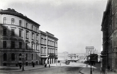 Magyarország, Budapest I., Clark Ádám (Lánchíd) tér az Alagút felől a Széchenyi Lánchíd felé nézve. A felvétel 1900. márciusa körül készült. A kép forrását kérjük így adja meg: Fortepan / Budapest Főváros Levéltára. Levéltári jelzet: HU.BFL.XV.19.d.1.08.052, 1900, Budapest Főváros Levéltára / Klösz György fényképei, Klösz György, hirdetőoszlop, Budapest, függőhíd, William Tierney Clark-terv, Fortepan #82577