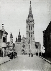 Magyarország, budai Vár, Budapest I., Szentháromság tér és a Mátyás-templom a Szentháromság utcából nézve. A felvétel 1896-ban készült. A kép forrását kérjük így adja meg: Fortepan / Budapest Főváros Levéltára. Levéltári jelzet: HU.BFL.XV.19.d.1.08.053, 1900, Budapest Főváros Levéltára / Klösz György fényképei, Klösz György, szentháromság szobor, Budapest, Fortepan #82578