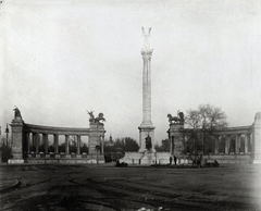 Magyarország, Budapest XIV., Millenniumi emlékmű a későbbi Hősök terén. A kép forrását kérjük így adja meg: Fortepan / Budapest Főváros Levéltára. Levéltári jelzet: HU.BFL.XV.19.d.1.08.064, 1912, Budapest Főváros Levéltára / Klösz György fényképei, Klösz György, tér, lovas szobor, Budapest, szoborcsoport, Árpád-ábrázolás, Gábriel arkangyal-ábrázolás, Fortepan #82589