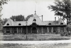 Magyarország, Városliget, Budapest XIV., az ideiglenes jégpálya favázas épületének bejárata az Olof Palme sétány (Stefánia út), Magyar Alkotóművészek Háza közelében. A felvétel 1890 után készült. A kép forrását kérjük így adja meg: Fortepan / Budapest Főváros Levéltára. Levéltári jelzet: HU.BFL.XV.19.d.1.08.067, 1900, Budapest Főváros Levéltára / Klösz György fényképei, Klösz György, Budapest, fa, faház, Fortepan #82592