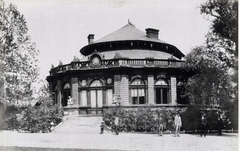 Magyarország, Városliget, Budapest XIV., a Budapesti Korcsolyázó Egylet csarnoka (Lechner Ödön, 1875.) a csónakázótónál. A felvétel 1890 után készült. A kép forrását kérjük így adja meg: Fortepan / Budapest Főváros Levéltára. Levéltári jelzet: HU.BFL.XV.19.d.1.08.068, 1900, Budapest Főváros Levéltára / Klösz György fényképei, Klösz György, Budapest, Fortepan #82593