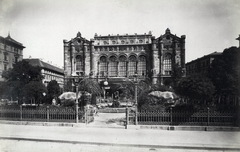 Magyarország, Budapest V., Vigadó tér, a Vigadó és előtte a Kioszk (Hangli). A felvétel 1890 után készült. A kép forrását kérjük így adja meg: Fortepan / Budapest Főváros Levéltára. Levéltári jelzet: HU.BFL.XV.19.d.1.08.072, 1900, Budapest Főváros Levéltára / Klösz György fényképei, Klösz György, Feszl Frigyes-terv, Budapest, rendezvényközpont, Fortepan #82597