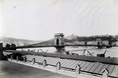 Magyarország, Budapest V., pesti alsó (Rudolf) rakpart, teherhajó kikötő raktárai. Szemben a Széchenyi Lánchíd, háttérben a Királyi Palota (később Budavári Palota). A felvétel 1896 körül készült. A kép forrását kérjük így adja meg: Fortepan / Budapest Főváros Levéltára. Levéltári jelzet: HU.BFL.XV.19.d.1.08.078, 1900, Budapest Főváros Levéltára / Klösz György fényképei, Klösz György, Budapest, függőhíd, William Tierney Clark-terv, Fortepan #82603