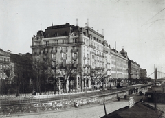 Magyarország, Budapest V., Dunapalota / Ritz szálló épülete és a pesti rakpart a Széchenyi Lánchíd pesti hídfője felől nézve. Balra Eötvös József szobra, a távolban jobbra az Erzsébet híd látható. A kép forrását kérjük így adja meg: Fortepan / Budapest Főváros Levéltára. Levéltári jelzet: HU.BFL.XV.19.d.1.08.083, 1916, Budapest Főváros Levéltára / Klösz György fényképei, Klösz György, villamos, Budapest, Fortepan #82608