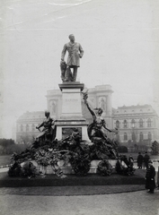 Magyarország, Budapest VIII., Baross tér, Baross Gábor szobra (Szécsi Antal, 1898.) a Keleti pályaudvar előtt. A felvétel 1898-ban készült. A kép forrását kérjük így adja meg: Fortepan / Budapest Főváros Levéltára. Levéltári jelzet: HU.BFL.XV.19.d.1.08.088, 1900, Budapest Főváros Levéltára / Klösz György fényképei, Klösz György, vasútállomás, eklektikus építészet, Budapest, Baross Gábor-ábrázolás, Rochlitz Gyula-terv, Fortepan #82613