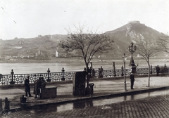 Magyarország, Budapest IX.,Budapest XI., rakpart a Fővám térnél. A Duna túlpartján a Sáros fürdő, jobbra a Gellért-hegy, fenn a Citadella. A felvétel 1890-1894 között készült. A kép forrását kérjük így adja meg: Fortepan / Budapest Főváros Levéltára. Levéltári jelzet: HU.BFL.XV.19.d.1.08.089, 1900, Budapest Főváros Levéltára / Klösz György fényképei, Klösz György, pocsolya, Budapest, Duna, rakpart, hegy, Fortepan #82614